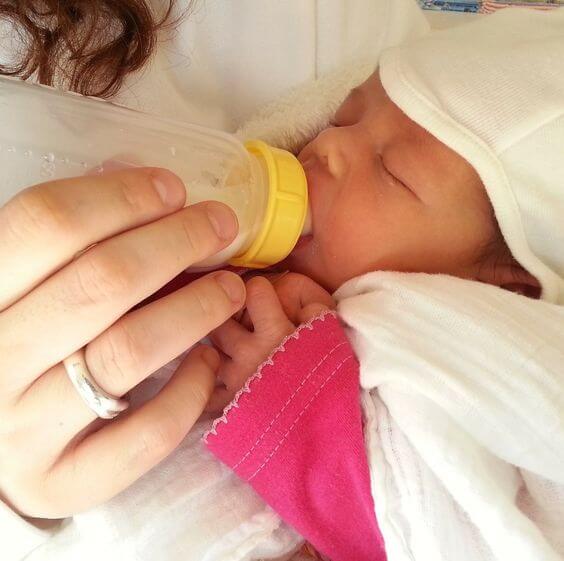 Was tun, wenn das Baby die Flasche ablehnt?