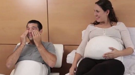 Schwangerschaftsgürtel lässt Väter das Baby fühlen