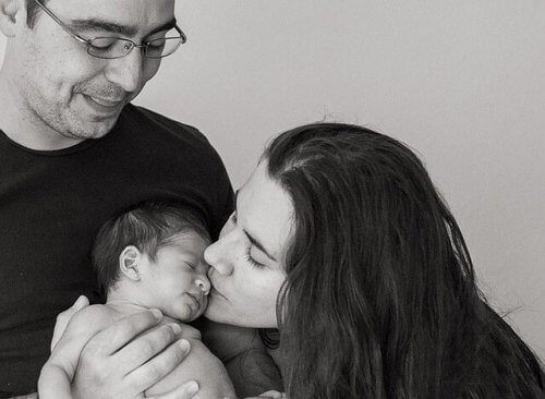 Der Vater genießt die Zeit, zusammen mit seiner Frau, um sich um das Baby zu kümmern.