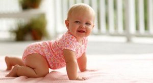 Baby beim Krabbeln