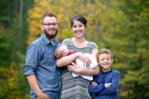 Mutter hält Kind nach Koma in den Armen