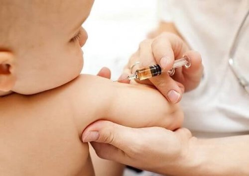 Ein Baby wird gegen Keuchhusten geimpft.