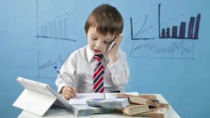 Kind am Schreibtisch spielt seinem Altersabschnitt entsprechend