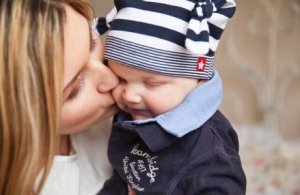 Mutter will kindliche Sprachentwicklung ihres Babys fördern