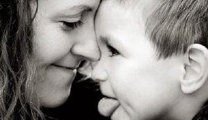 Mutter als Löwin mit ihrem Kind