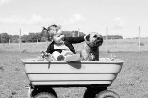 Baby und Haustier haben Spaß
