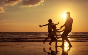 Papa, du bist auch wichtig! Vater mit Kindern am Strand