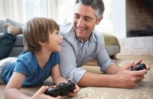 Vater sein und mit Kind spielen