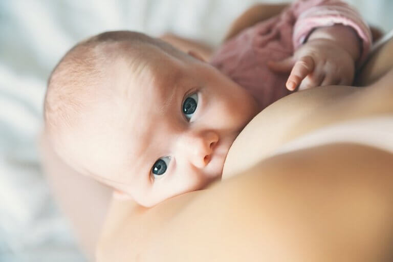 Was tun, wenn sich dein Baby an Milch verschluckt