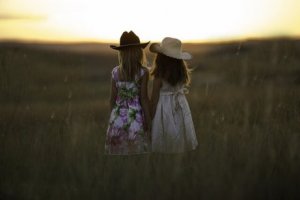 zwei Freundinnen auf einer Wiese