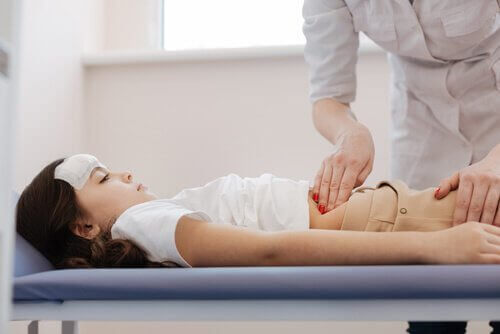 Bei einer Blinddarmentzündung kommt es zu Schmerzen im unteren Bauchraum