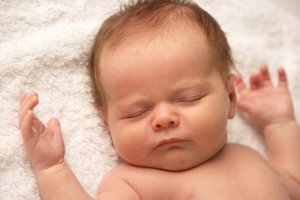 Ist es normal, dass mein Baby nicht weint? Gründe und Ratschläge