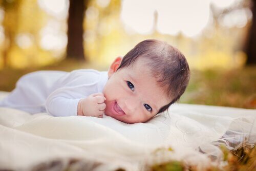 Der Geburtstag deines Babys kann später für schöne Erinnerungen sorgen.
