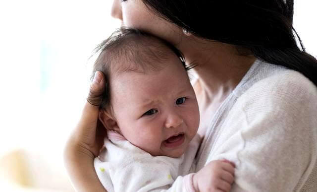 Schrecklicher Augenblick: Du lässt dein Baby ungewollt fallen!