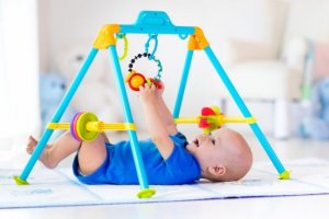 Spieltrapeze und Parkaktivitäten für Babys