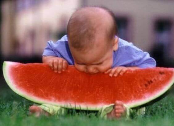 So gewöhnst du dein Baby an feste Nahrung