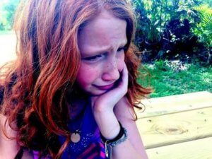 Mädchen weint wegen Abwesenheit des Vaters