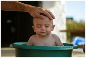 Kind in der Badewanne