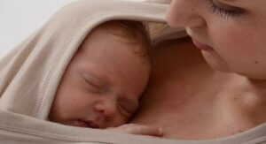 Mutter hat Hautkontakt mit Baby