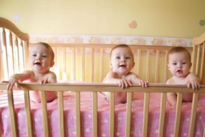 Babys im Gitterbett