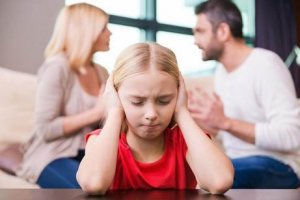 Eltern streiten vor Kind