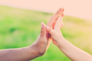 Geduld in der Erziehung: versöhnende Hände