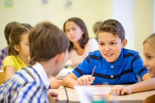 Kinder, die im Unterricht zu viel quatschen