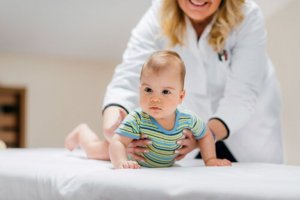Baby bei Ärztin