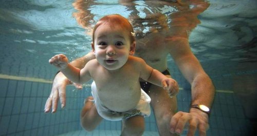 Baby im Schwimmbad
