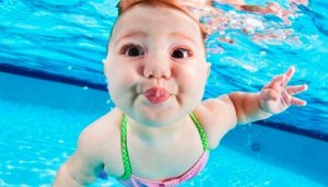 Baby beim Eltern-Kind-Schwimmen