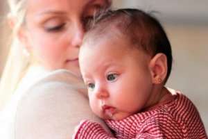 Mutter hat erbärmliches Weinen des Babys beruhigt