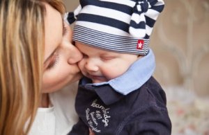 Baby mit seiner frischgebackenen Mutter