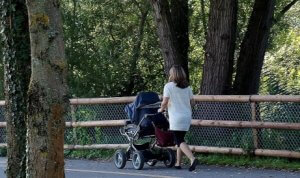Mutter mit Kinderwagen