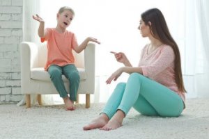 Mutter und Sohn sprechen miteinander