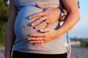 schwangere Frau mit Vater, der auch schwanger ist