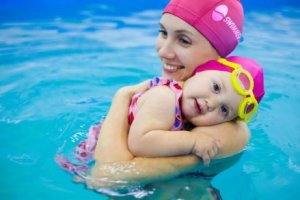 Mutter mit Baby beim Eltern-Kind-Schwimmen