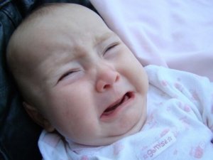 weinendes Baby mit Ohrentzündung