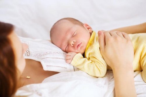 Sicheres Co-Sleeping: So schläft dein Baby gefahrenlos im Familienbett
