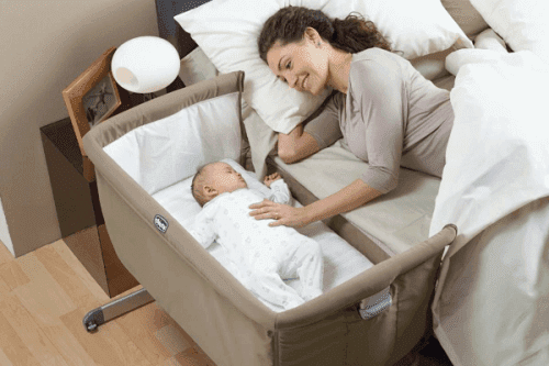 Sicheres Co-Sleeping ist auch mit einem Beistellbett möglich