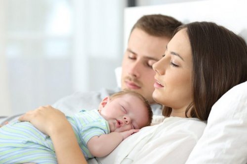 Sicheres Co-Sleeping sieht vor, dass das Baby zunächst zwischen der Mutter und der Wand schläft