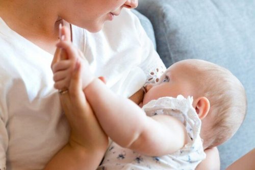 Während eines Wachstumsschubs kann das Baby das Stillen ablehnen