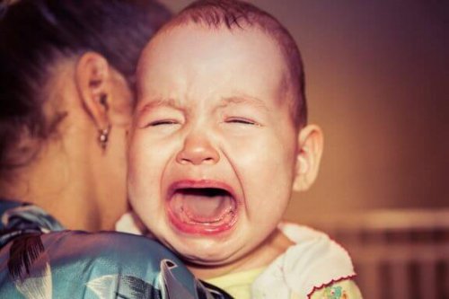 Warum wacht mein Baby immer weinend auf?