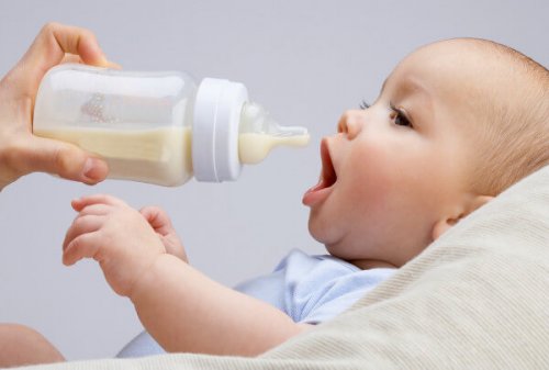 Kann man Muttermilch und Formelmilch mischen?