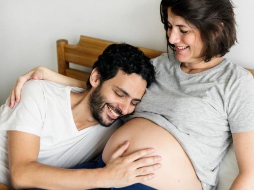 Mutter und Vater sollten nacheinander mit dem Baby sprechen