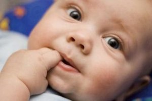 Baby bekommt Zähnchen