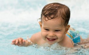 Baby bei Hitze im Wasser