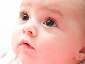 die Augenfarbe des Babys ist braun