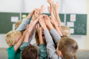 Kinder in der Schule lernen über ihre Umwelt