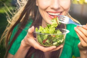 Frau isst Salat während der Stillzeit