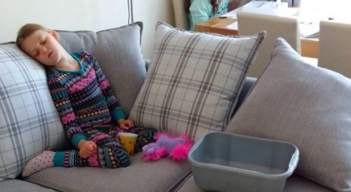 Madison sitzt schlafend auf dem Sofa.